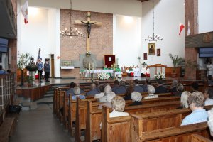 widok ołtarza w kościele podczas mszy