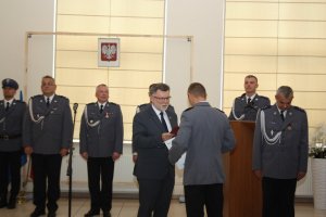 starosta składa gratulacje asp. Andrzejowi Chełmowskiemu