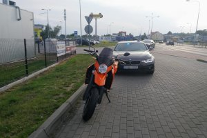 motocykl i policyjny radiowóz