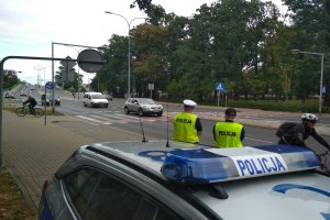 Policjanci nadzorują ruch w rejonie oznaczonych przejść i przejazdów dla rowerzystów na ul. Hallera w Grudziądzu
