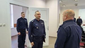 Komendant Wojewódzki w trakcie przyjmowania meldunku