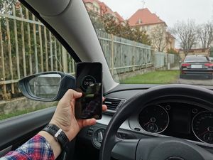 kierowca trzymający telefon w ręce