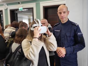 policjant z gościem testującym gogle VR